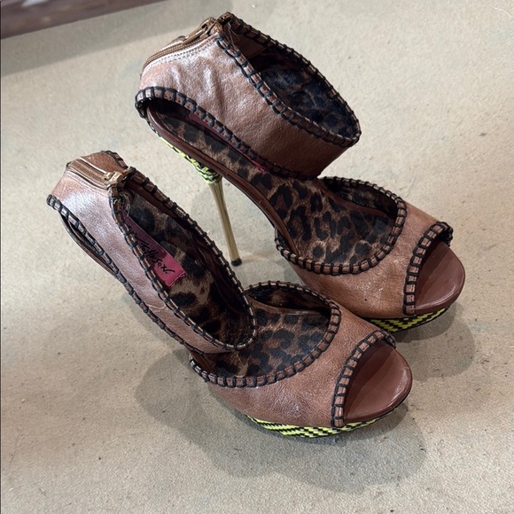 Betsey Johnson Brown and Leopard Heels - Picture 1 of 6